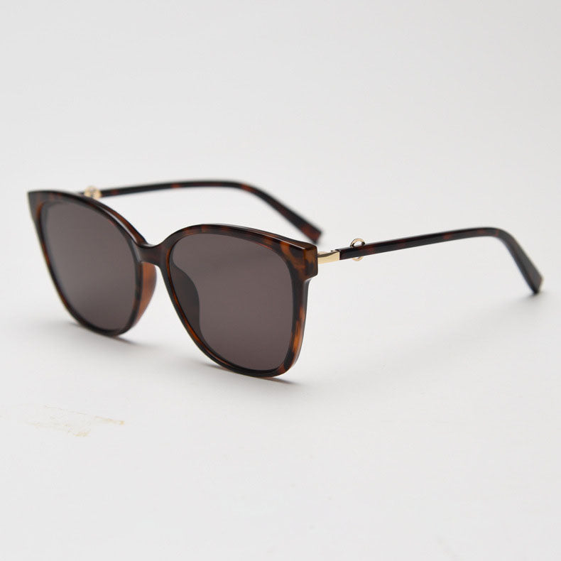 MieMie SSQ011 Square sunglasses are crafted from polished, sophisticated TR90 & TAC material are available in five color options: tortoise, black, brown, beige, pink. Equipped with polarized UV400 protection, with elongated polished temple arms, this fashionable frame design offers a fresh take on your eyewear style.