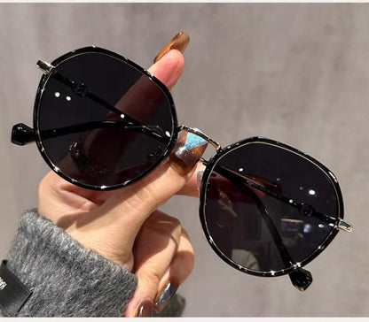 SR001: Chic and trendy shades offer UV protection while adding a touch of playful elegance to any outfit. Perfect for sunny days, festivals, or beach outings, MieMie combines fashion and function. Discover your new favorite accessory today.