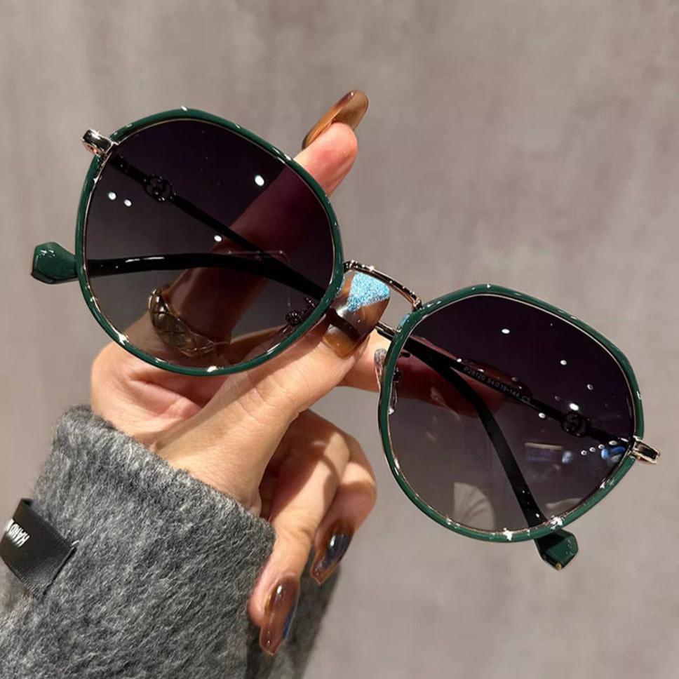 SR001: Chic and trendy shades offer UV protection while adding a touch of playful elegance to any outfit. Perfect for sunny days, festivals, or beach outings, MieMie combines fashion and function. Discover your new favorite accessory today.