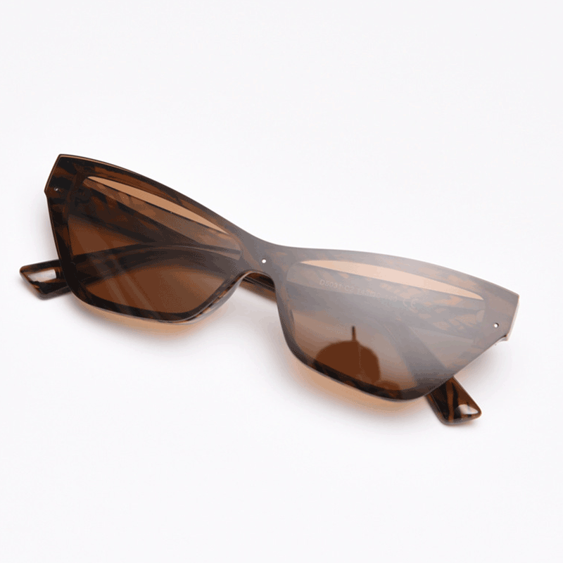 MieMie Bold Cat Eye SC004 Sunglasses combines modern style and bold sophistication! Made with a sturdy PC frame and featuring in Black & Brown, these sunglasses provide both durability and a chic aesthetic, also offers UV400 protection, shielding your eyes from harmful rays.